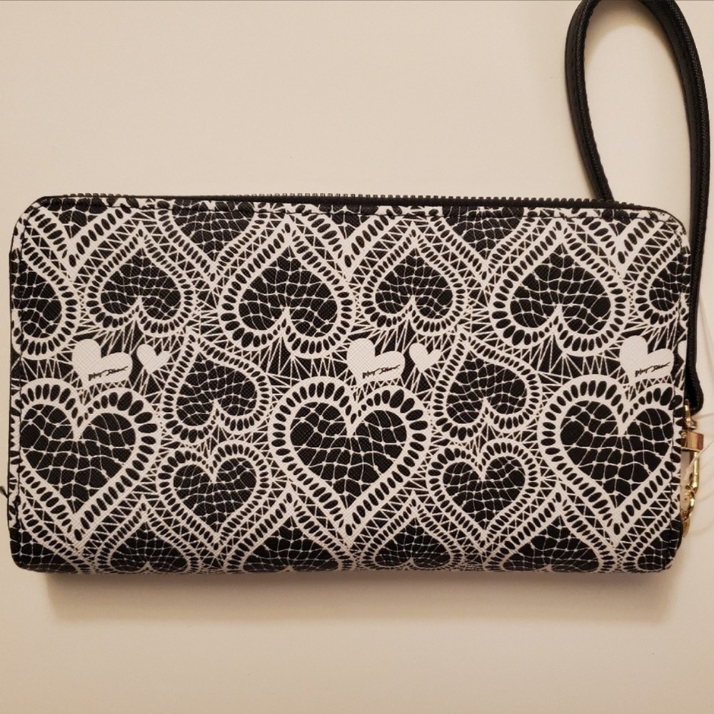 Betsey Johnson Black and White Hearts wallet! - Picture 2 of 5